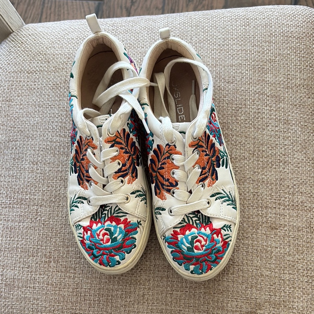 J/slides NYC sneakers sz 6